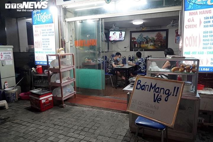 Hanoi eateries face difficulties due to early shutdown for COVID-19 fight